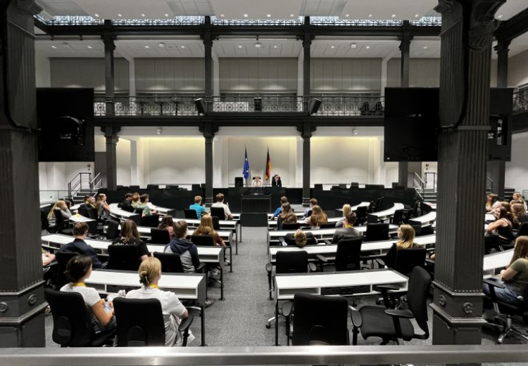 Anfang Mai machte sich der 10. Jahrgang in zwei Gruppen an zwei Tagen nach Hannover auf, um den niedersächsischen Landtag zu besuchen.